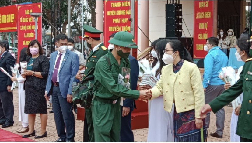 Huyện Krông Năng tổ chức lễ giao, nhận quân năm 2022